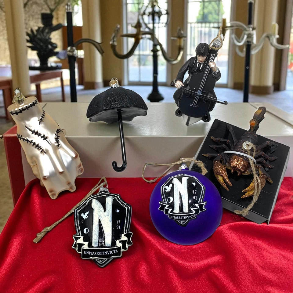 NUEVO Pottery Barn x Wednesday Addams Lote de 6 Adornos Navidad Decoración Halloween Foto 3 de 4