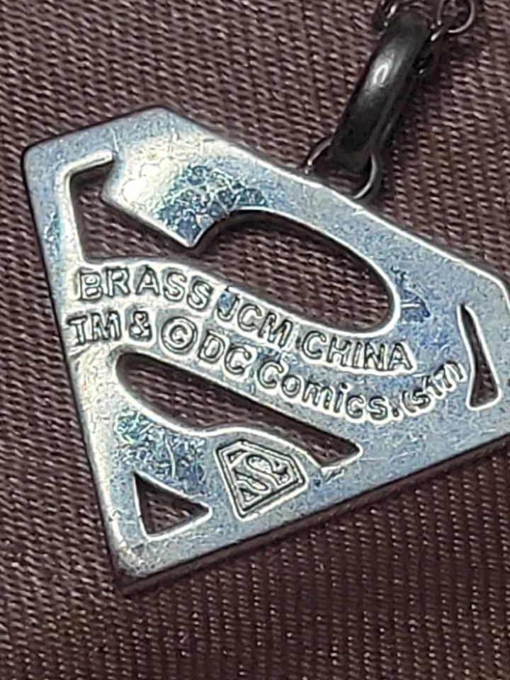 Pingente e colar de bronze DC Comics Superman - Imagem 3 de 3