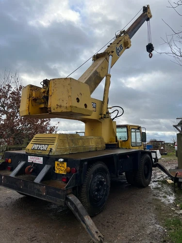 crane  - Picture 1 of 8