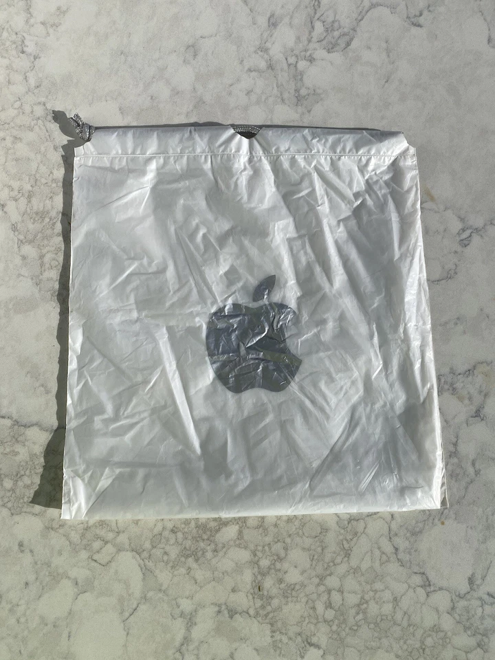 Bolso de compras Apple Signature con cordón de colección logotipo plateado pequeño Foto 2 de 4