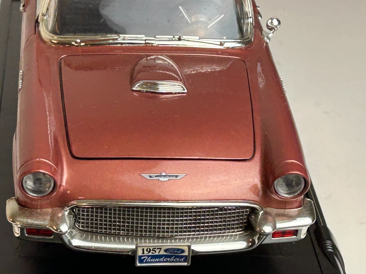 Road Signature Leather Series 1:18 Scale 1957 Ford Thunderbird