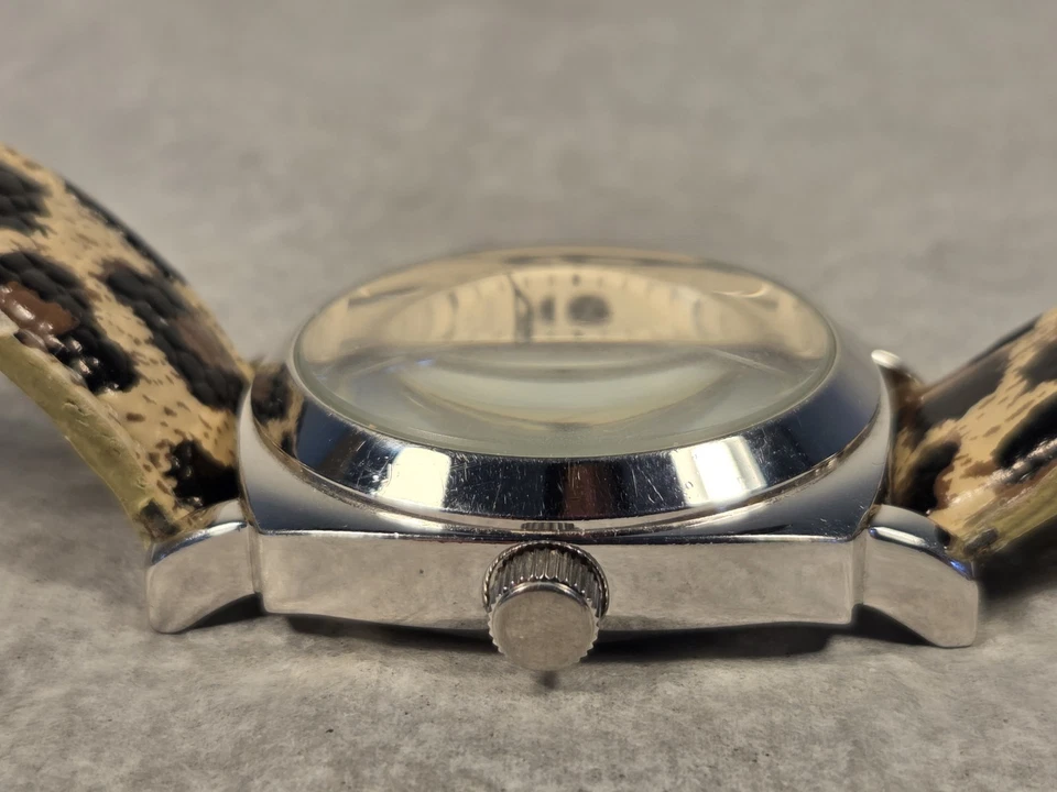 Reloj de cuarzo Joan Rivers Classics para mujer tono plata correa de cuero lepardo 8" Foto 4 de 4