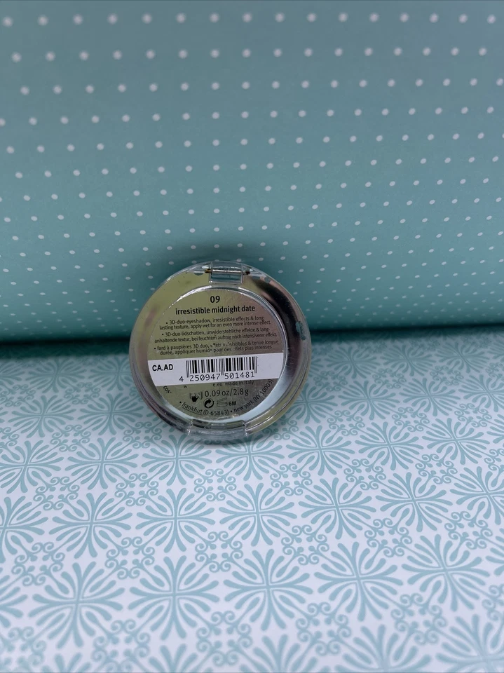 Essence 3D Eyeshadow 09 Irresistible Midnight Date Blue - Image 2 of 2