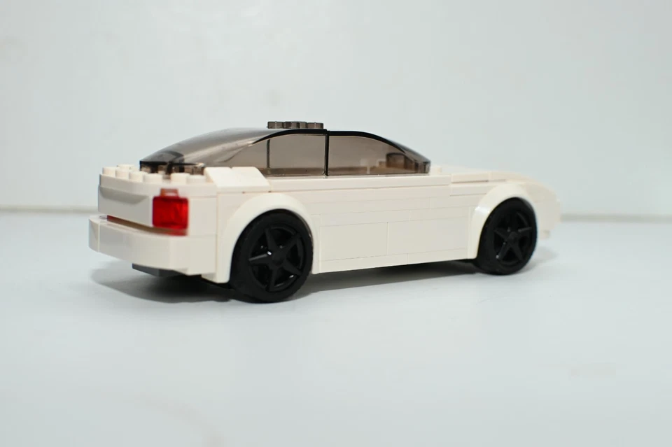 Coche Eléctrico Modelo 3 Personalizado Blanco Construido y Compatible con Ladrillos LEGO® Reales Foto 2 de 3