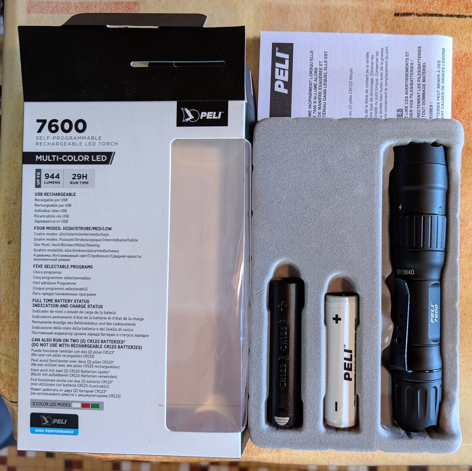 Torche tactique Peli 7600 rechargeable en aluminium noir pour la sécurité