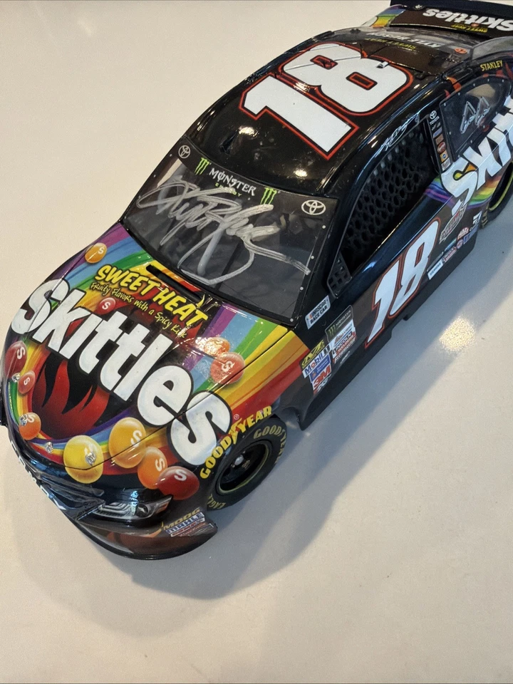 2017 1:24 Lionel #18 Kyle Busch Skittles Sweet Heat Camry autografiado - sin caja Foto 4 de 4