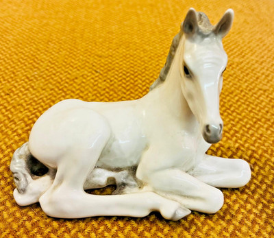Vintage Lomonossow UdSSR Russisches Porzellan ruhendes weißes Pferd Fohlen Figur