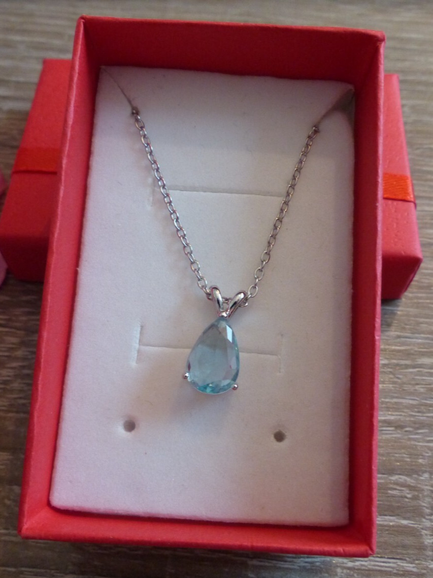 Collier en argent pour femme avec son pendentif goutte en topaze bleue et chaîne fine de 45 cm