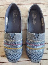 TOMS Youth 5 Classic Blue Global Embroidery Chambray Women's 7 EUC Shoes Y5