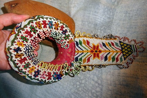Soporte de cabeza de olla de agua tribal Indhoni Beadwork India de colección Moti Bharat - Imagen 8 de 12