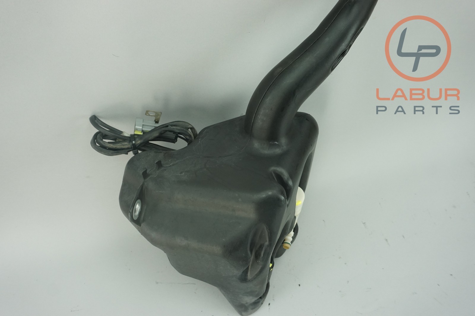 M139 03-08 Maserati Quattroporte Windshield Washer Fluid Reservoir Tank Z7038