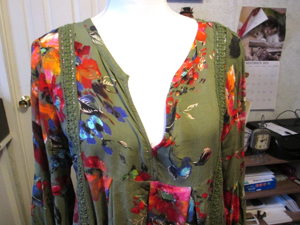 Vestido Umgee Boho Chic Oliva Floral Cuello en V Talla Grande Foto 2 de 4