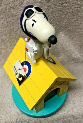 SNOOPY MUSICAL DOGHOUSE 1968 wood music box peanuts WWI flying ace