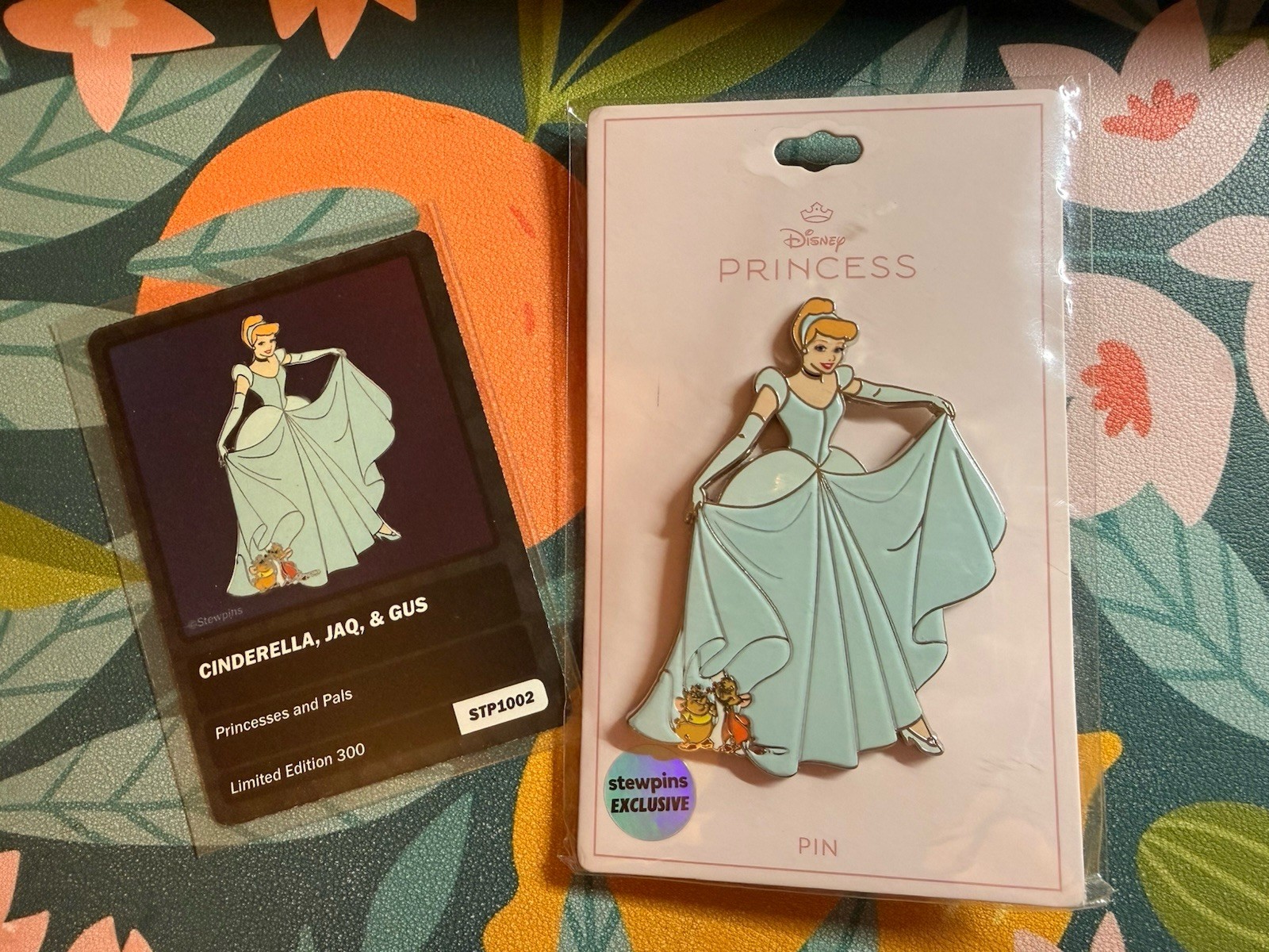 Disney StewPins Exclusive Princess Cinderella Pin With Collector Card LE 300