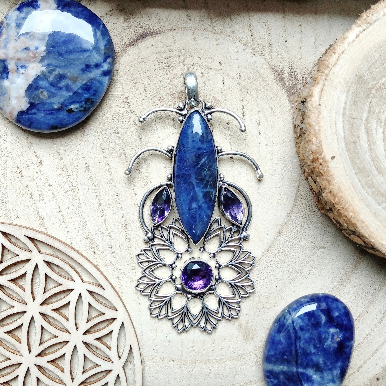 Pendentif bohème argent et sodalite pour sublimer vos tenues d'été