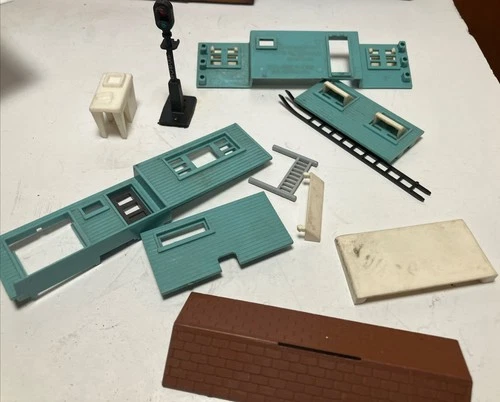 lot of vintage plasticville USA building parts and pieces ho scale 1952