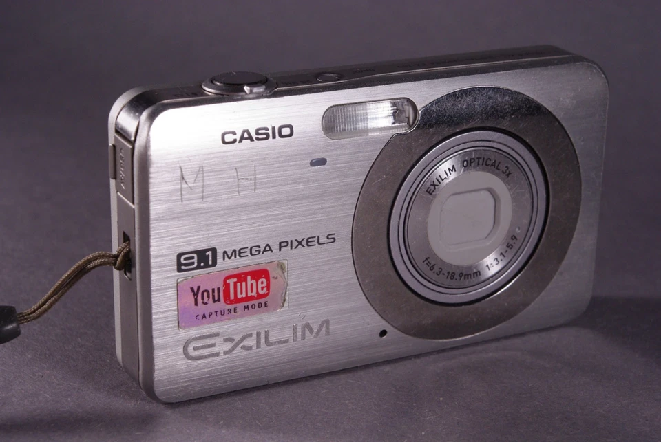 Casio Exilim EX-Z85 Silver 9.1MP 3x Optical Zoom Digital Camera with Accessories - Image 2 of 4