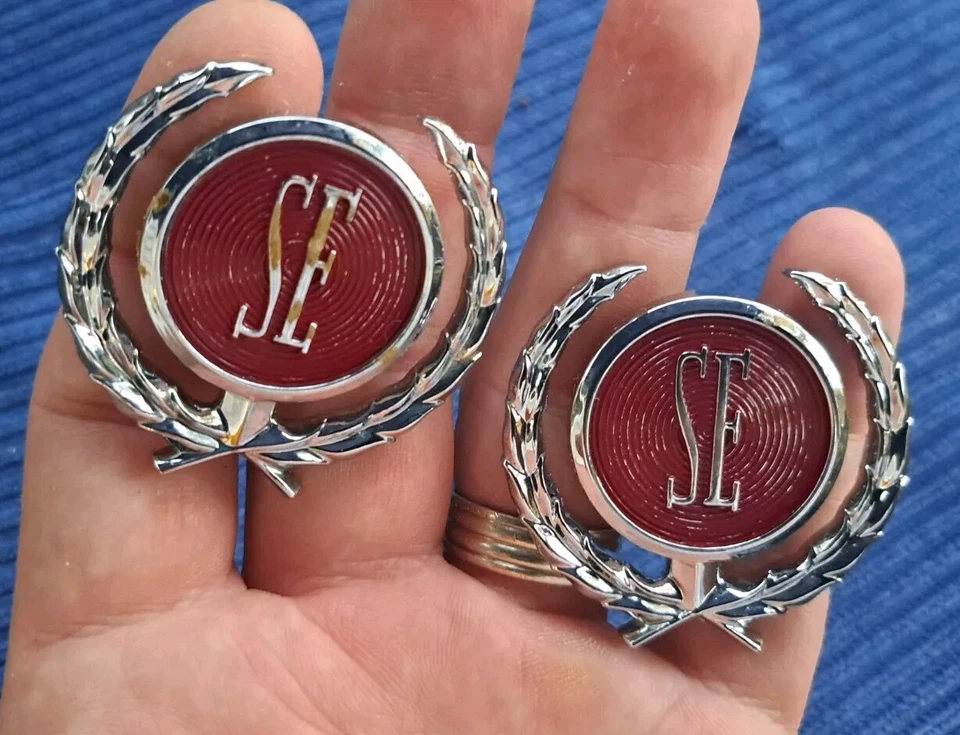 MOPAR 1980-88 DODGE DIPLOMÁTICO FABRICANTE DE EQUIPOS ORIGINALES CONJUNTO DE EMBLEMAS DE TECHO #4319752 Foto 3 de 4