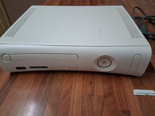 Weiße Xbox 360 Konsole, Controller, Kabel.