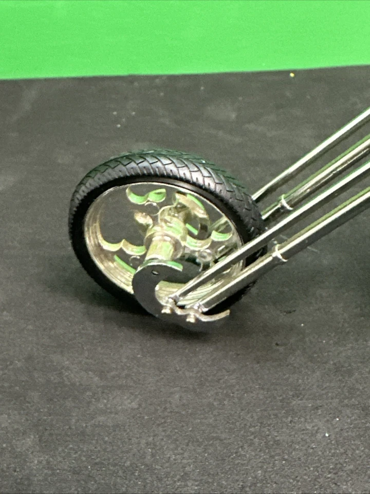 SDMF Chopper Motorcycle 357 Custom. Low Rider Skulls Diecast 1:16 - Image 4 of 4