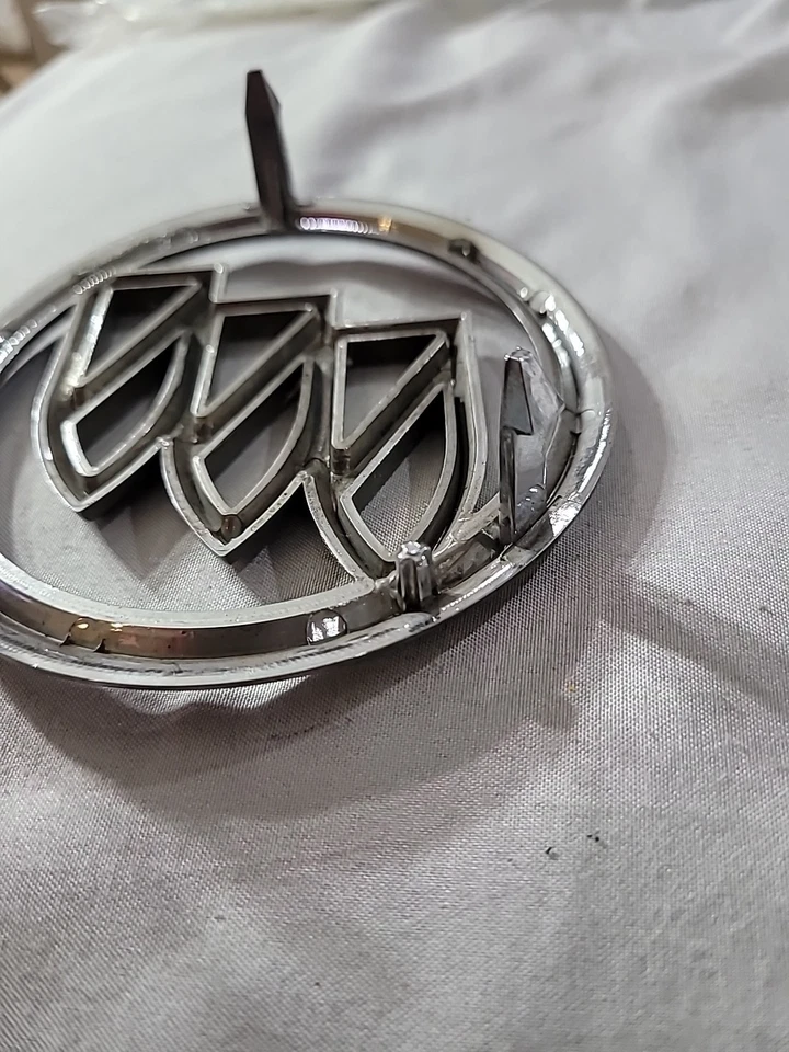 GM 10341582 Buick Lacrosse emblema parrilla delantera. 05/07 OEM USADO Foto 4 de 4