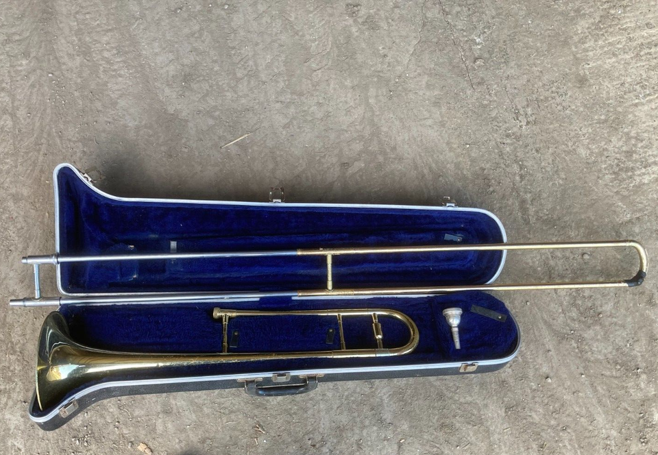 Tenor trombone, brand Blessing. Great starter instrument. Includes