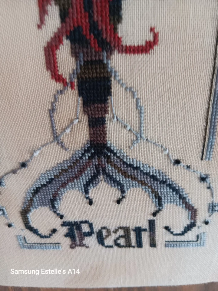 ponto cruz contada sereia pérola negra montada em uma placa de 8 por 18. - Imagem 4 de 4