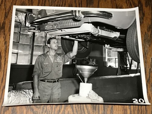 Volkswagen VW Automobilecorp Garage & Mechanic Connecticut 1964 Original Photo