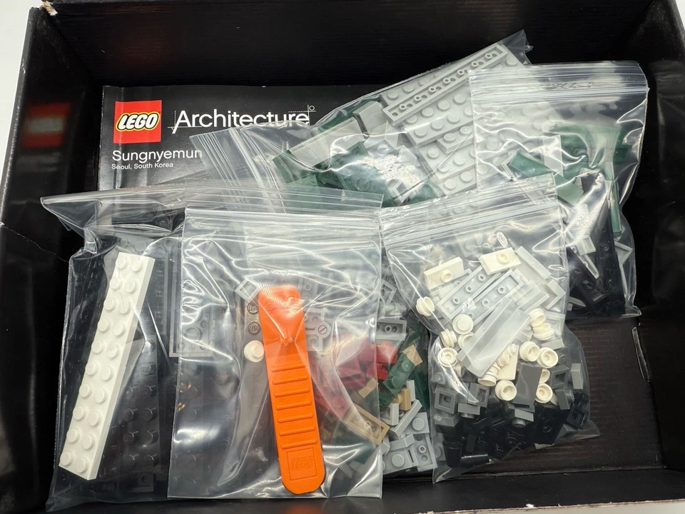 LEGO ARCHITECTURE - SUNGNYEMUN - 21016 - COMPLETE WITH ORIGINAL BOX AND MANUAL - Image 2 of 4