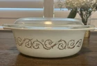 Vintage Pyrex Empire Scroll 1-1/2 QT Gold/ White Casserole Dish #043 with Lid