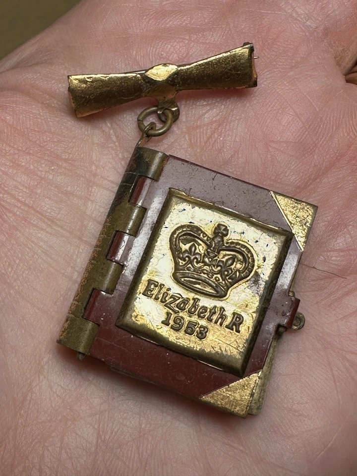 Pair of Souvenir Picture Book Brooches Scotland & Queen Elizabeth II Coronation  - Image 2 of 4