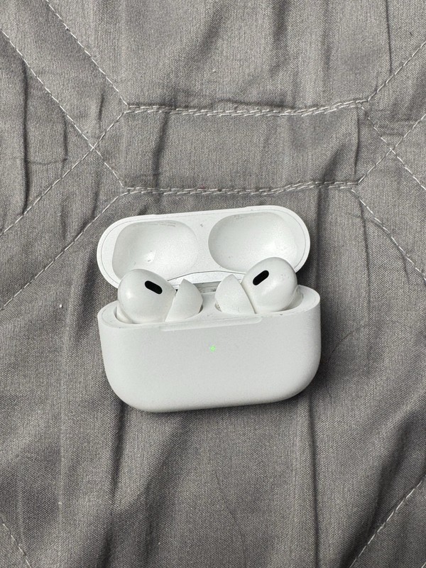 Apple AirPods Pro White Bluetooth Wireless Earbuds (right side is defective)