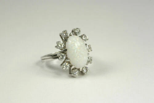 Anelli di lusso con gemme di pietra principale opale