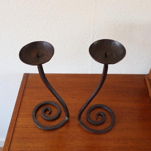 a pair Brutalist Wrought Iron candle holders swirl foot - Bild 8 von 11