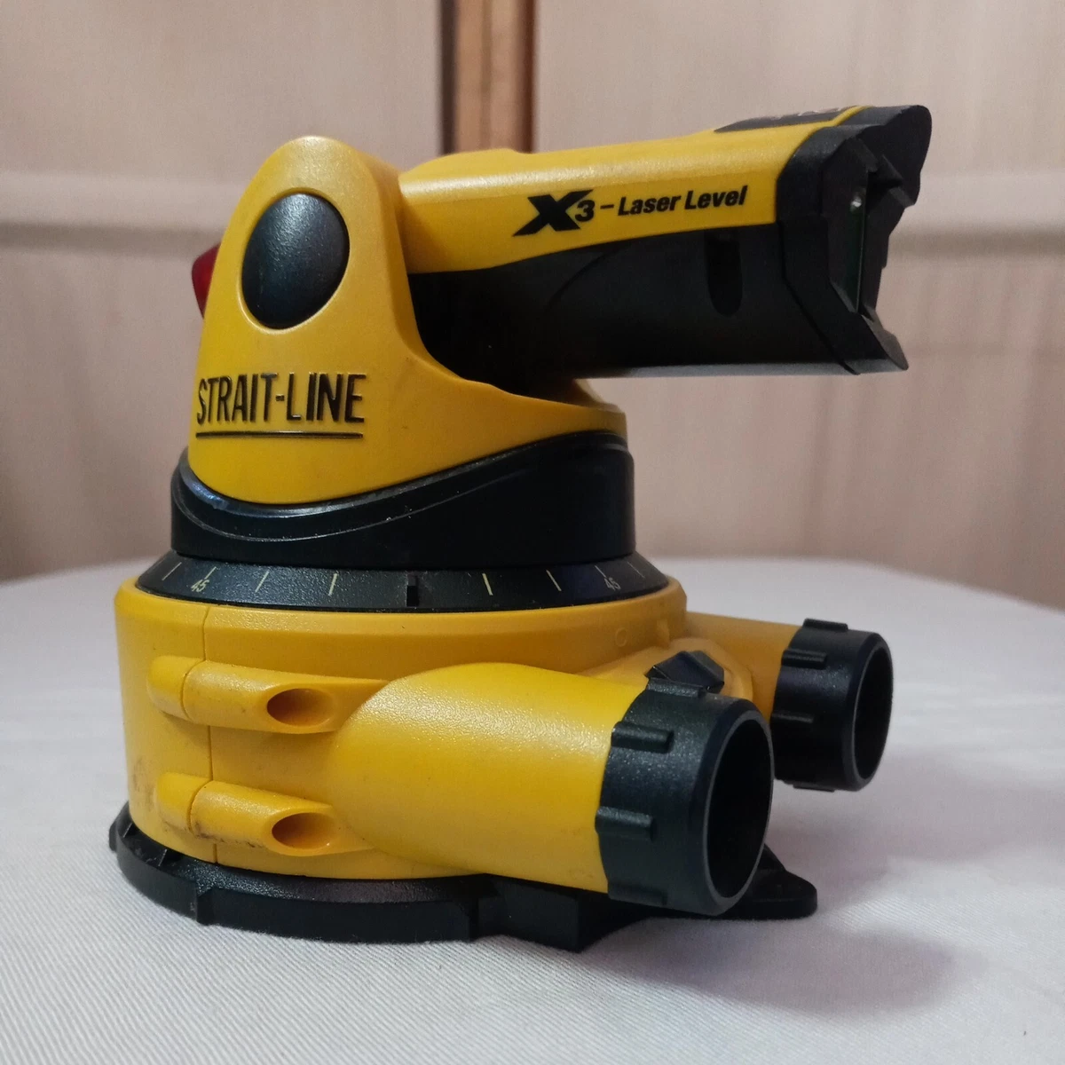 Strait line laser level outlet