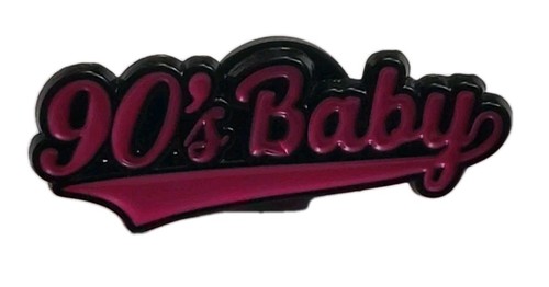"90er Baby" rosa Schriftzug Retro bunt Kamera Emaille Revers Hut Büchertasche Pin ^ - Bild 1 von 7