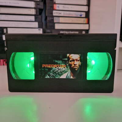 Predator LED VHS Videokassette Lampe Geburtstag Weihnachten Geschenkideen Retro Horror Licht