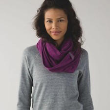 Lululemon Vinyasa Scarf Deenie Stripe Regal Plum Bordeaux Drama Infinity Snap