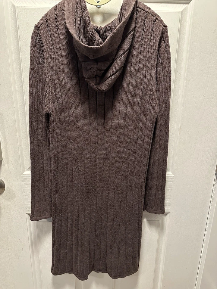 Suéter cárdigan con capucha y botones para mujer Envision Avenue, marrón grande Foto 2 de 4