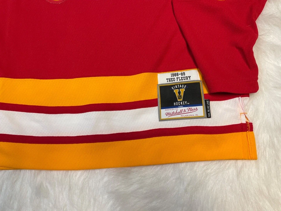 Camiseta de hóquei Calgary Flames Theo Fleury Mitchell & Ness masculina tamanho médio vermelha - Imagem 4 de 4