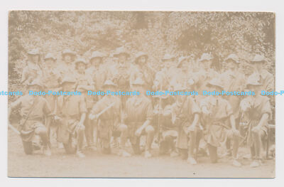 C013763 Eine Gruppe Männer in lustigen Kostümen am Wald. Postkarte