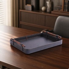 Tablett mit erh&ouml;hten r&auml;ndern und metallbeschl&auml;gen elegant f&uuml;r Schreibtisch