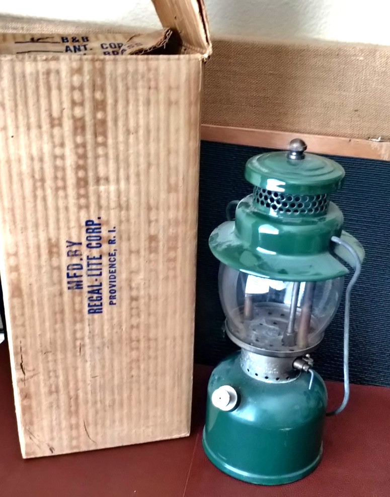 Vintage 1947 Coleman 242C Lantern EXCELLENT ORIGINAL CONDITION.