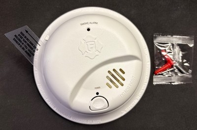 First Alert Smoke Alarm, Battery-Operated Detector with Test & Silence (SMl100)