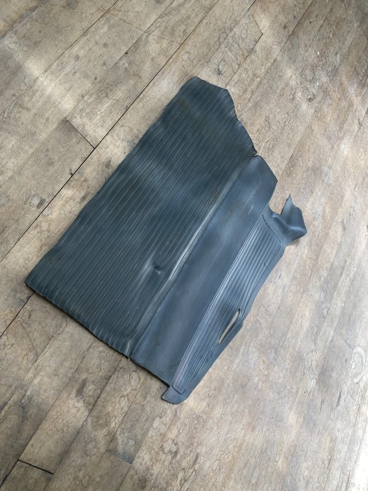 正品 1986 年保时捷 924S 脚垫 原始设备制造商 正品 工厂产品 二手 状况良好 — 第 2/4 张图片