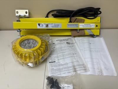 TRI LITE DL40-HDLED XC693 HEAVY DUTY LED 40'' 100-240V Dock Light 18/300W Equiv.