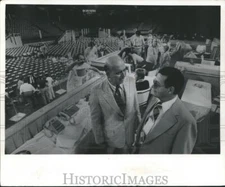 1976 Press Photo Ody J. Fish and Robert P. Knowles in Kemper Arena, Kansas City