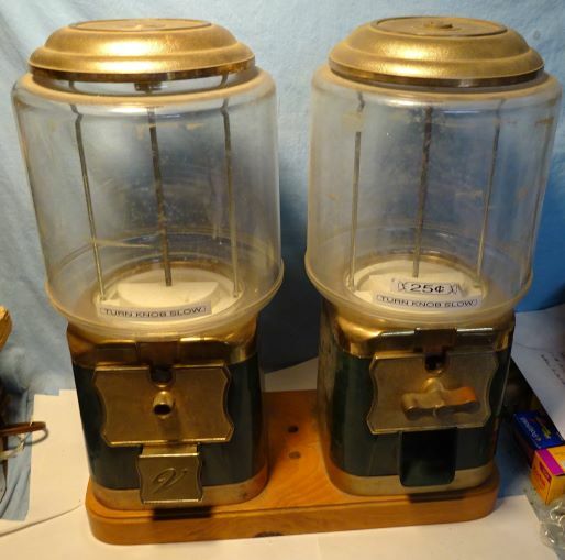 【メイプル銀貨 ２枚セット 】Mr.Victor & Mrs.Victoria PAIR - 2 (TWO)- VINTAGE - 25 cent GUMBALL VENDING MACHINES