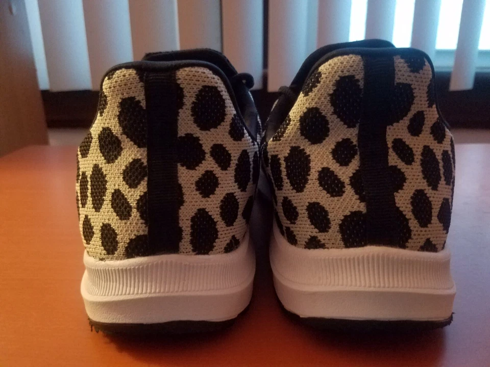 Zapatillas deportivas para mujer Athletic Works negras y marfil de espuma viscoelástica talla 11 Foto 4 de 4