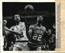 1981 Press Photo Celtics' Chris Ford and 76er Andrew Toney in action at Boston